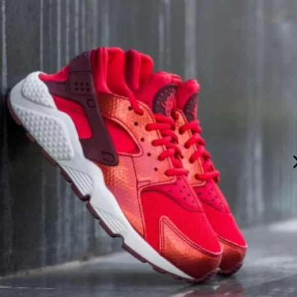 Red Nike Air Hurache sneakers - Picture 2 of 2